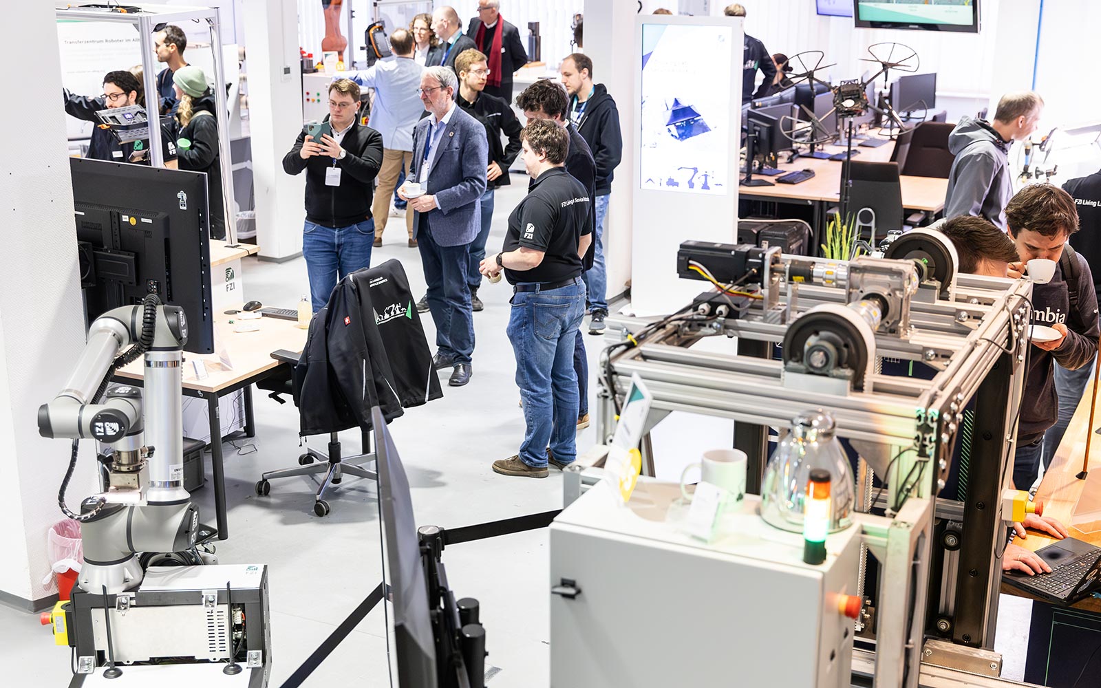 Gäste zu Besuch in den Laboren mit Präsentation der Demonstratoren beim FZI Open House 2025. Foto: FZI Forschungszenntrum Informatik/Sandra Göttsiheim